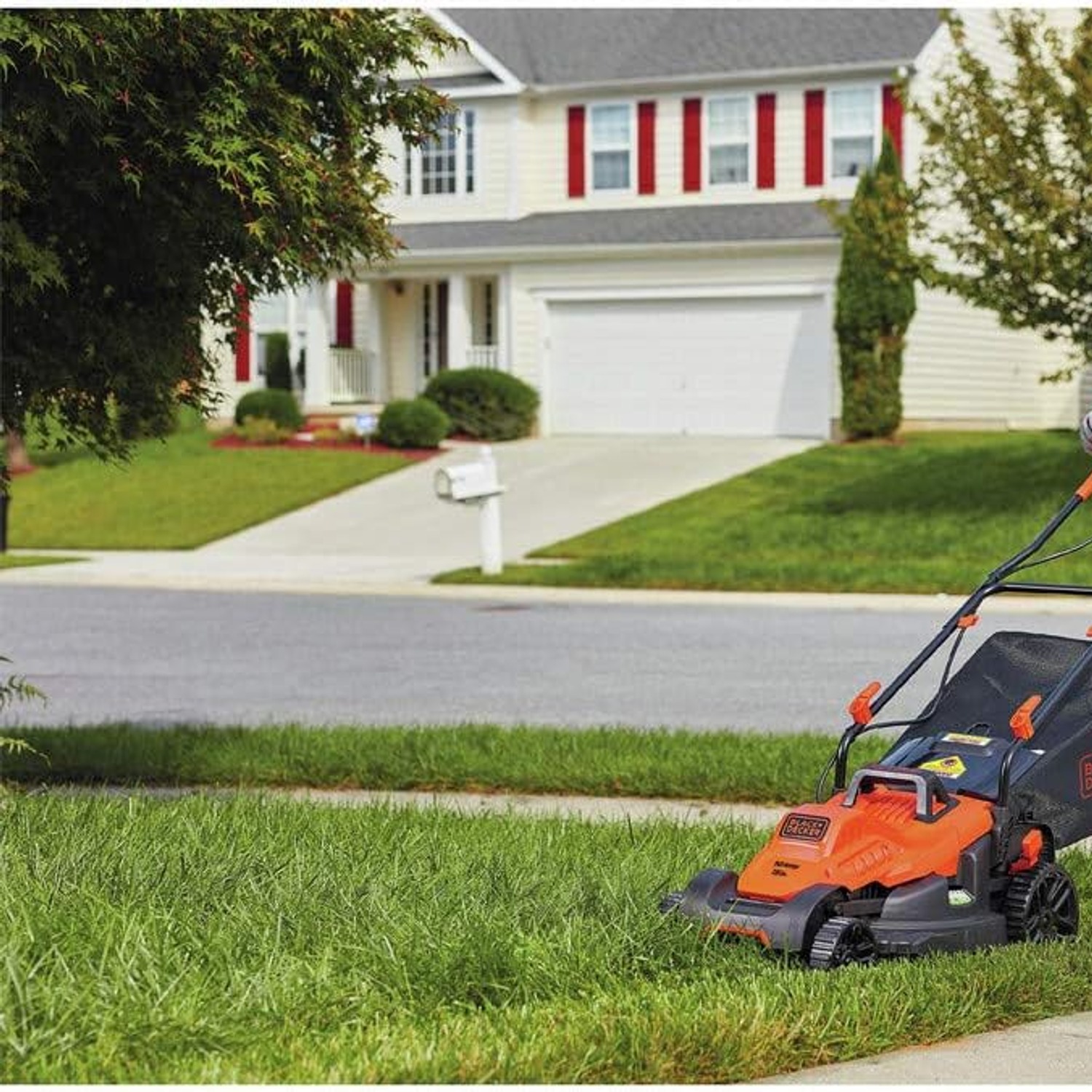 BLACK+DECKER 15 Inch Bike Handle Electric Mower, detail view